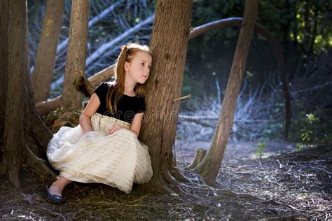 Fille Assez Petite Dans Les Bois Avec Un Panier Image Stock Image Du