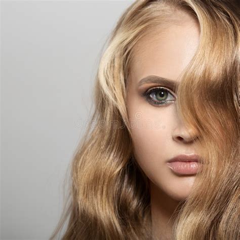Mooie Jonge Blonde Vrouw Met Lang Golvend Haar Stock Foto Image Of Kleurrijk Kapper