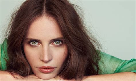 Felicity Jones Women Actress Face Green Eyes Resting Head Women Indoors