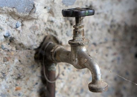 Homem é preso após tentar fazer sexo anal torneira de parque