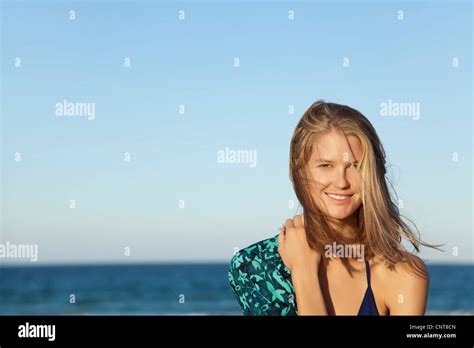 Junge Frau im Bikini Porträt Stockfotografie Alamy