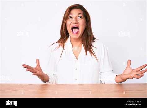 Ge Moyen Brunette Femme D Affaires Hispanique Portant Une Chemise