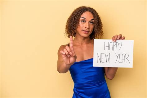 Jovem Mulher Transexual Latina Comemorando O Ano Novo Isolado Em Fundo Amarelo Mostrando O