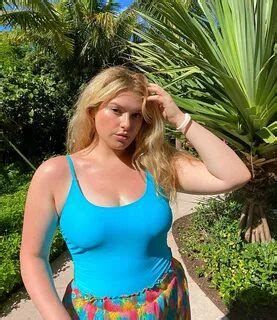 5 Hot Sexy Chelsea Linder Bikini Pics