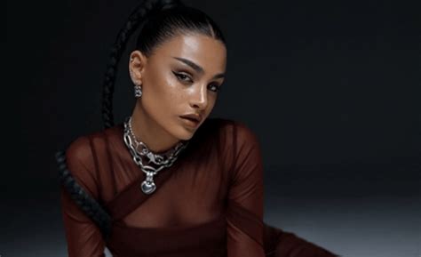 Brunette Future lover переклад українською