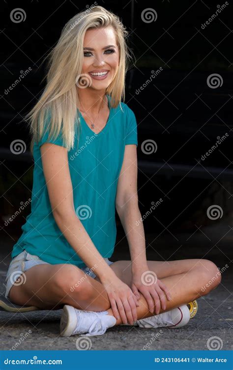 Une Belle Blonde Pose Dehors Dans Un Environnement Urbain Image stock Image du émotion