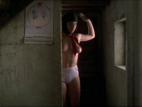 Naked Maribel Verdú in Los jinetes del alba