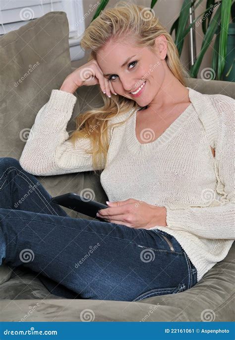 Reizvolle Junge Blonde Frau Auf Couch Tablette Legt Stockbild Bild von leser mädchen