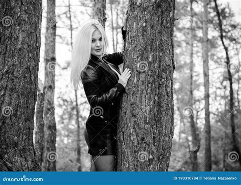 Blonde Junge Frau Im Kleidungslebensstil Leder Stockfoto Bild Von Angekleidet Dame 193310784