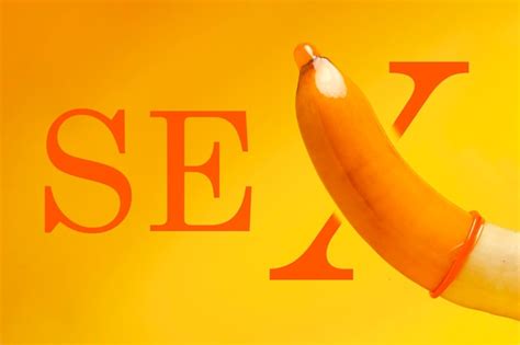 Safe Sex Concept Banane Avec Pr Servatif Sur Fond Jaune Photo Premium