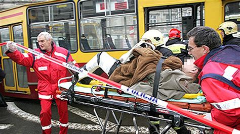 Łódź 12 osób rannych po zderzeniu tramwajów TVN24