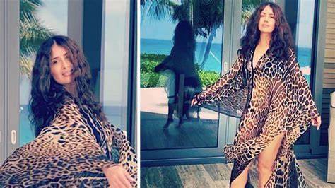 Salma Hayek Lleva Vestido Holgado Con Bikini En Instagram Vogue M Xico Y Latinoam Rica