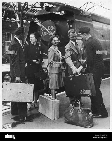 Passagiere Auf Dem Bahnsteig Schwarzwei Stockfotos Und Bilder Alamy