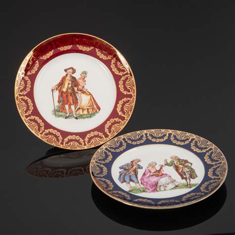 Набор из 2 настенных тарелок с изображением галантных сцен в обрамлении ...
