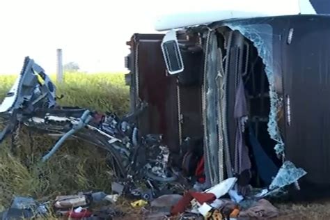 Ônibus Tomba Com 66 Passageiros Motorista Morre E 4 Ficam Feridos