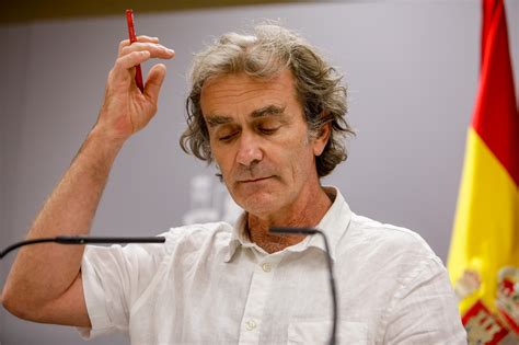 Twitter alucina con el cambio de look de Fernando Simón: "Está bueno"