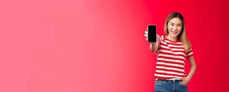 D Couvrez Mon Score De Jeu Insouciant Belle Femme Asiatique Blonde Tendre Le Bras Montrant L