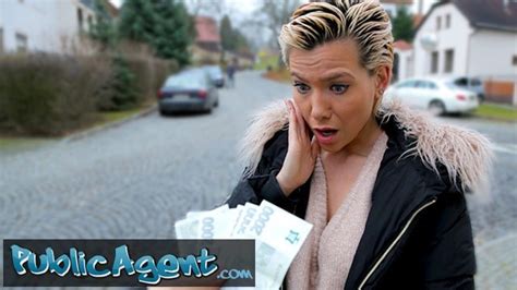 On a retrouvé la MILF blonde de Westworld Pornologie