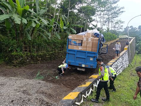 Rem Blong Truk Bermuatan Barang Elektronik Masuk Ke Jalur Penyelamat