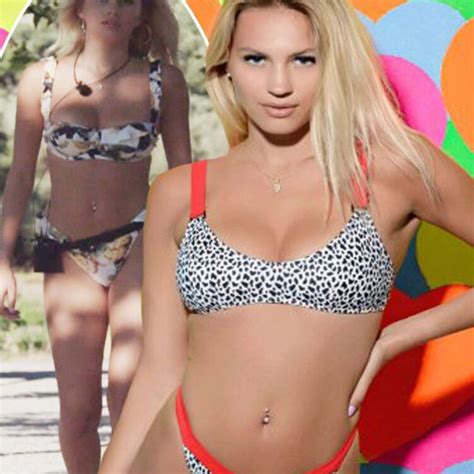 8 Hot Sexy Amelia Peters Bikini Pics