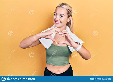 Jeune Fille Blonde Portant Sportswear Et Serviette Souriant Amoureux