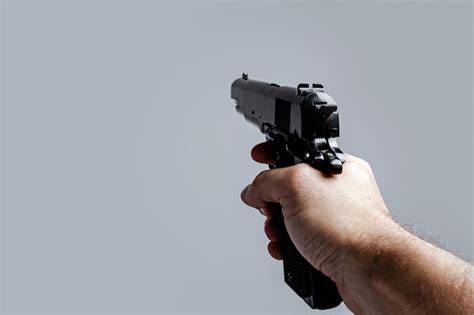 Рука держит пистолет Изображения – скачать бесплатно на Freepik