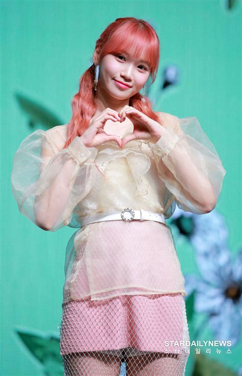 [S포토] 아이즈원(IZONE) 김채원, 채원이의 하트 (HEART*IZ) : 네이트 뉴스