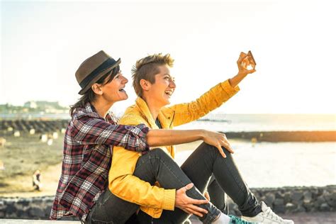 Casal Gay Feliz Tirando Uma Selfie Câmera De Celular Inteligente Na Praia Em Lésbicas De Pôr