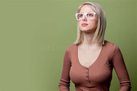 Mooie Blonde Meid Met Een Bril En Bruine Blouse Stock Foto Image Of Bruin Vrij