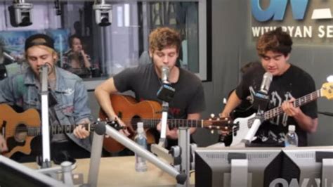 5 Seconds Of Summer toca versão acústica de She s Kinda Hot e Hey Everybody em rádio VAGALUME