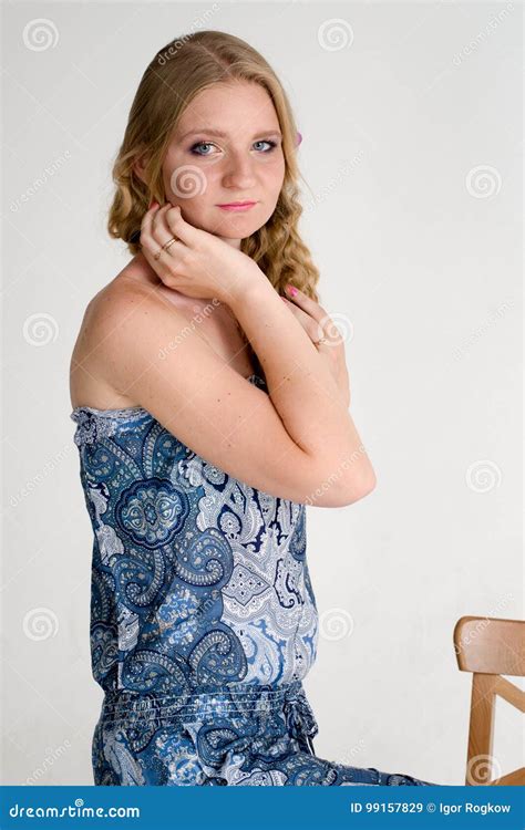 Belle Blonde Romantique De Fille Dans La Robe D T Avec La Fleur D Orchid E Image Stock Image