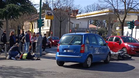 Incidente All Incrocio Di Via Duca D Aosta Tra Auto E Moto Ferito