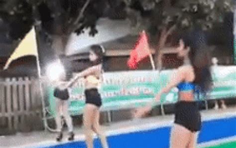 Vũ nữ diện bikini nhảy tại sự kiện từ thiện gây phản cảm