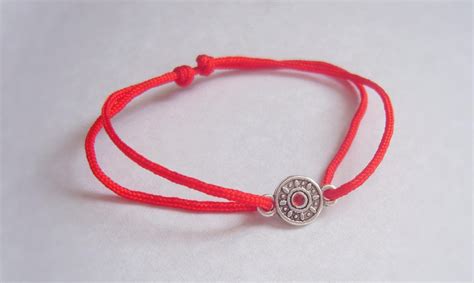красная шерстяная нить на запястье для чего и как завязать