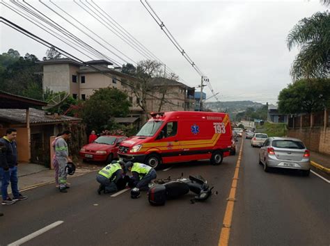 Mulher de 44 anos fica ferida após colisão entre moto e veículo ViaTV