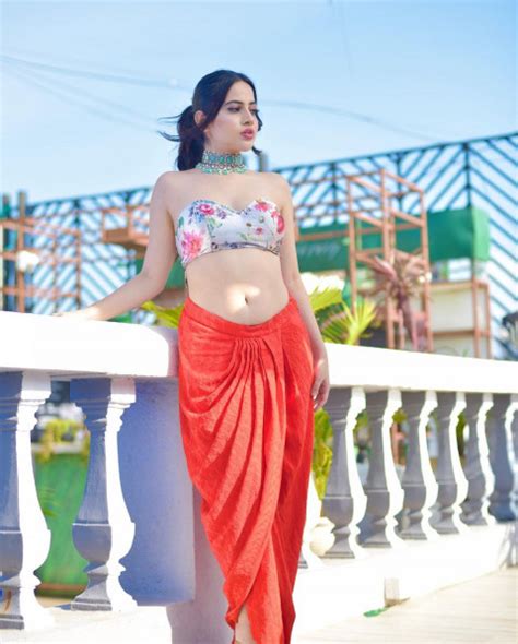 Hot Urfi Javed Beautiful Full HD Photos Mobile Wallpapers OyePhoto