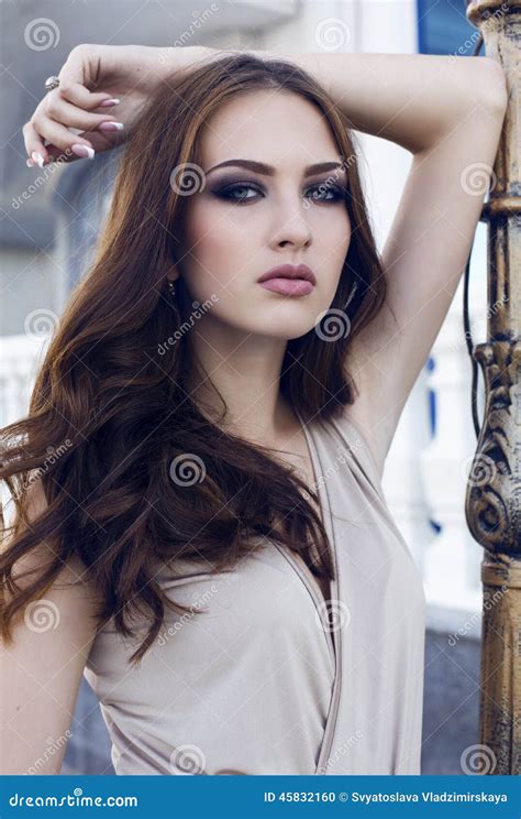 Portret Van Mooi Meisje Met Donker Haar En Blauwe Ogen Stock Foto Image Of Brunette Beige