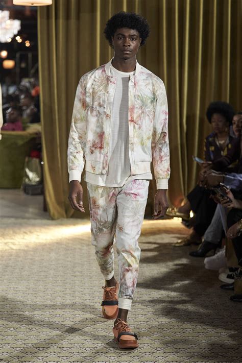 June79: El uso de los estampados estivales se aprecia en su colección