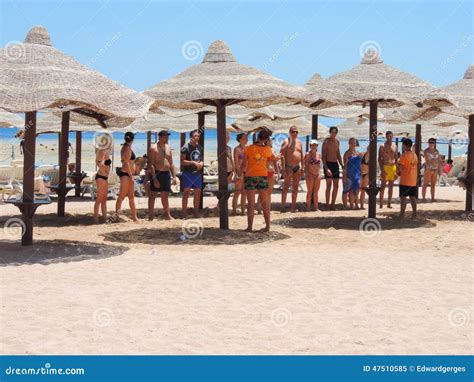 Filles Dans La Danse De Bikini Sur La Plage Image éditorial Image du matériel beauté