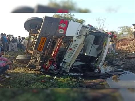 Khargone Bus Overturned In Khandwa Sanawad Kalamukhi Road Accident In Hindi Stmp Mp में बड़ा