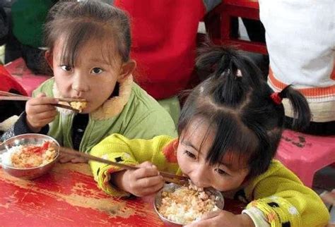 孩子在幼兒園吃飯香，回家卻很挑食，老師給出三點解釋，句句在理 每日頭條