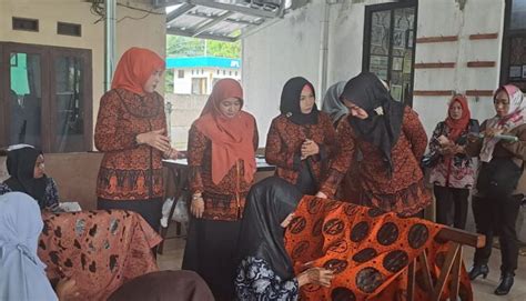 60 Motif Batik Krakatoa Diperkenalkan Dalam Rakorkomwil Iii Apeksi Di