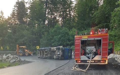 Un autocamion s a răsturnat pe carosabil pe DN 1 în judeţul Braşov