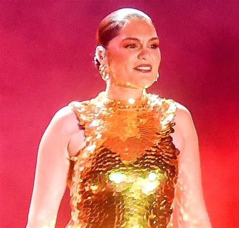 Grávida Jessie J exibe lindo barrigão e revela sexo do bebê Estrelando