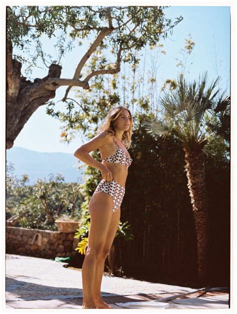 7 Hot Sexy Emily Brown Bikini Pics