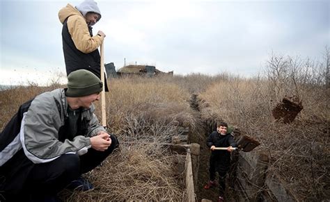 Ukraine Teens Dig Trenches Facing Russia Threat - News Kotta