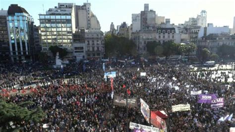 Multitudinarias marchas en Argentina en defensa de universidad pública