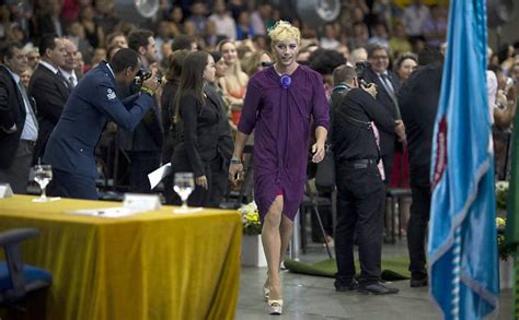 Em Protesto Contra Homofobia Aluno Gay Comparece Vestido De Mulher Em Formatura Do Ita