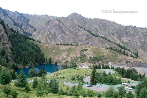 无人横图俯视室外白天旅游度假草地草坪湖湖泊石头美景山山脉水植物中国亚洲石子湖面景观山峰水流水面