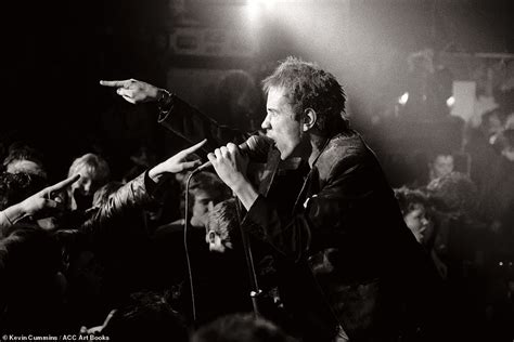 Veteran Rock Photographer Releases Photos Of Sex Pistols Last U K Concert On Christmas Day In